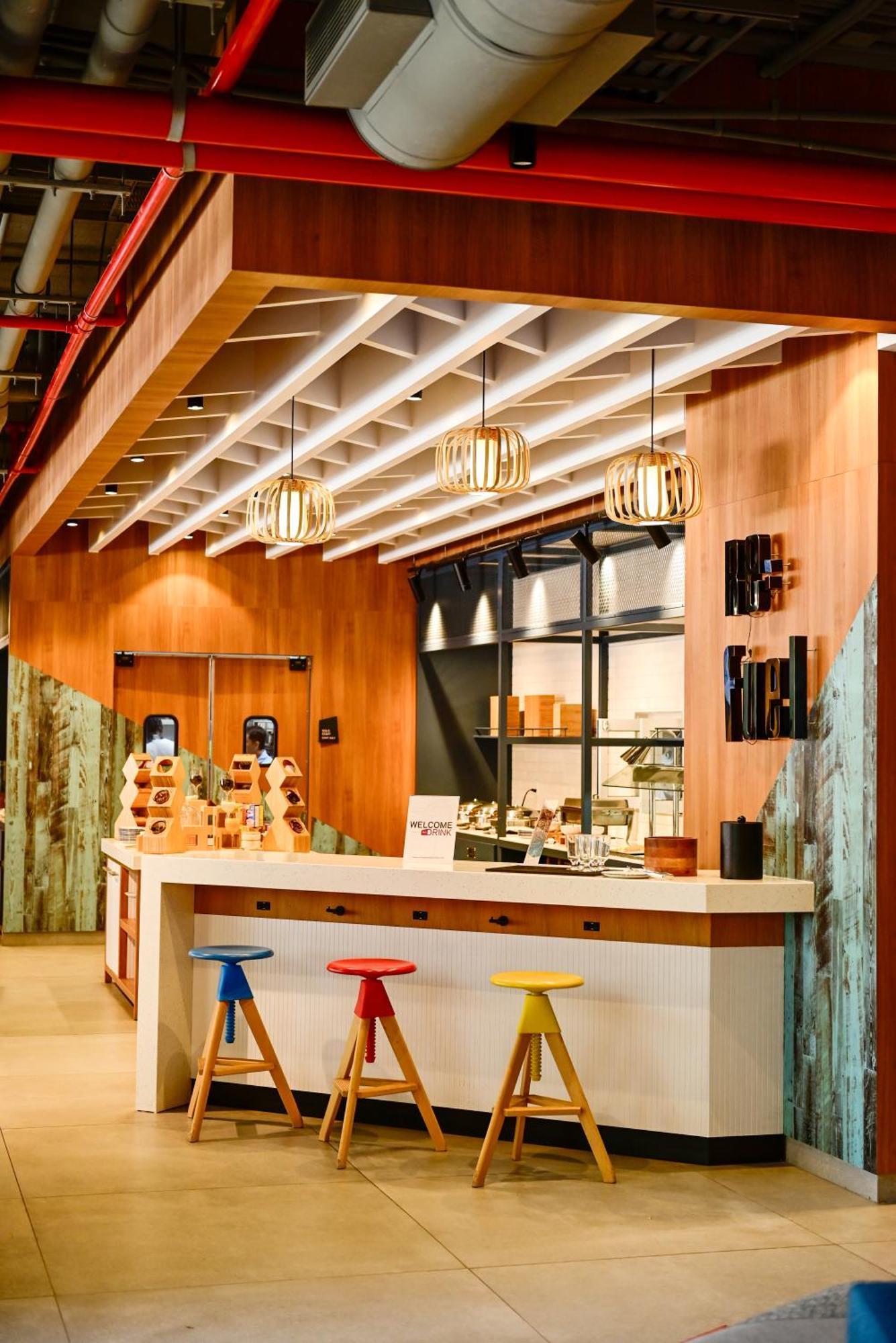 מלון Aloft פלאייה דל כרמן מראה חיצוני תמונה The interior of a typical Starbucks Reserve store