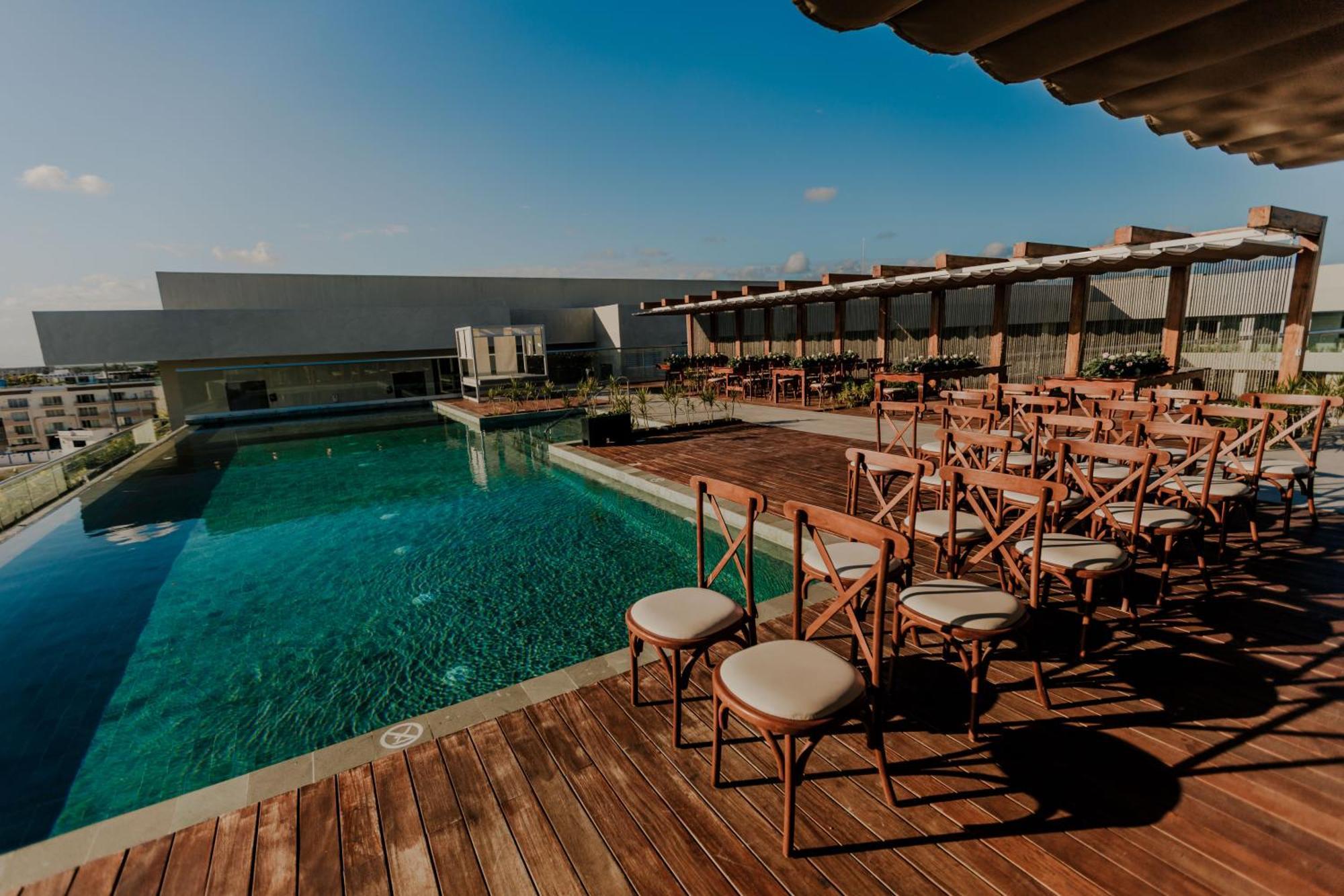 מלון Aloft פלאייה דל כרמן מראה חיצוני תמונה Rooftop pool at the hotel