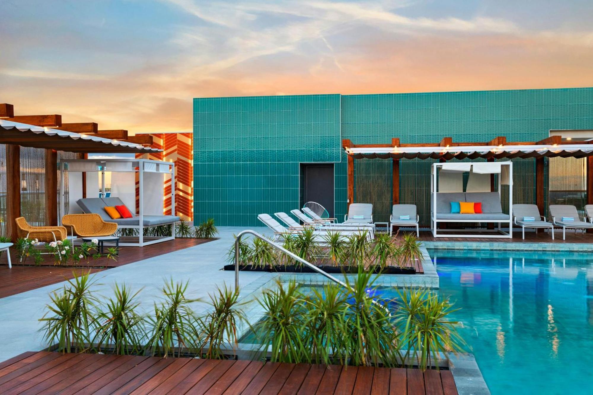 מלון Aloft פלאייה דל כרמן מראה חיצוני תמונה The rooftop pool at the hotel