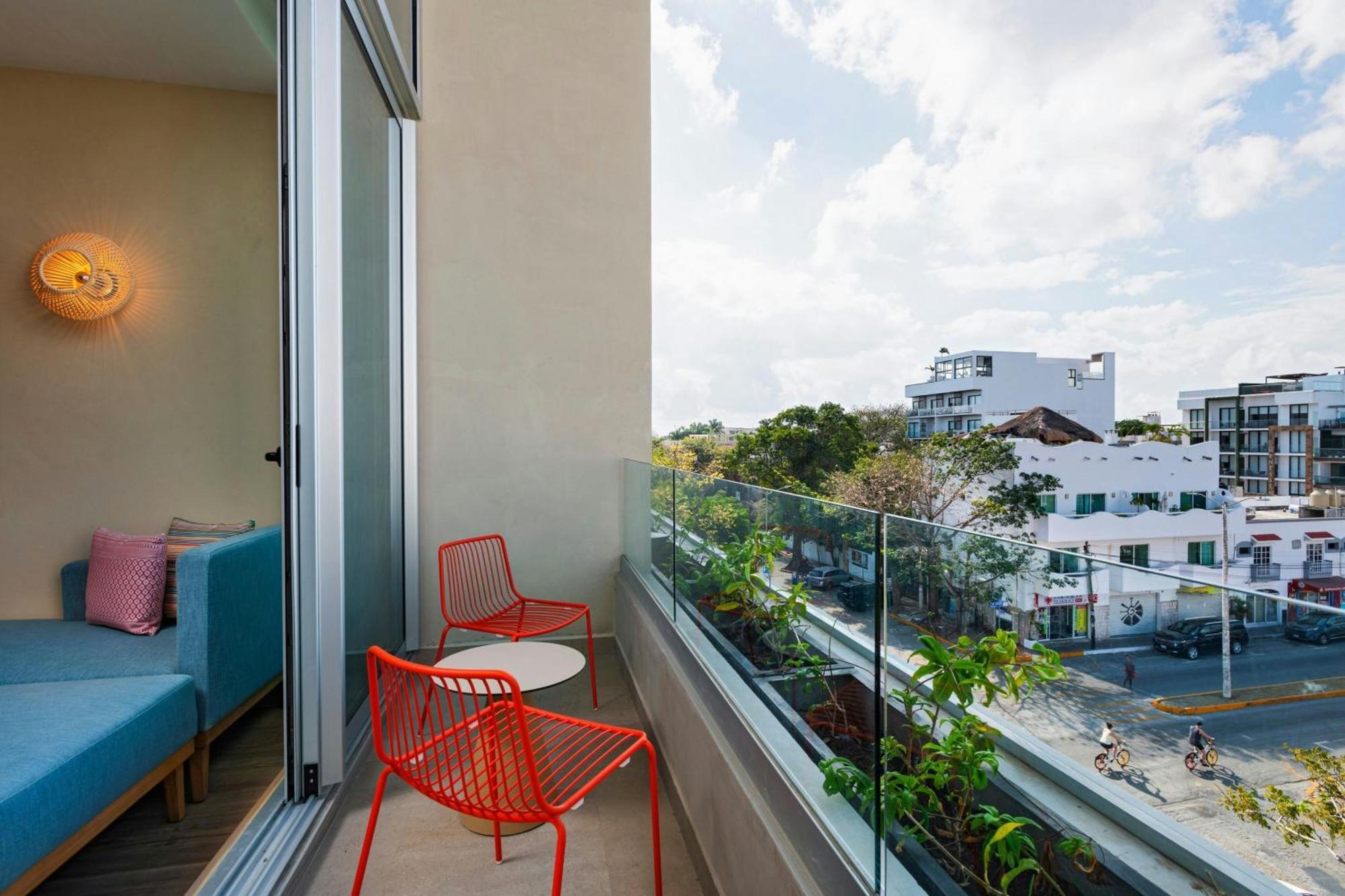 מלון Aloft פלאייה דל כרמן מראה חיצוני תמונה Balcony of a hotel room